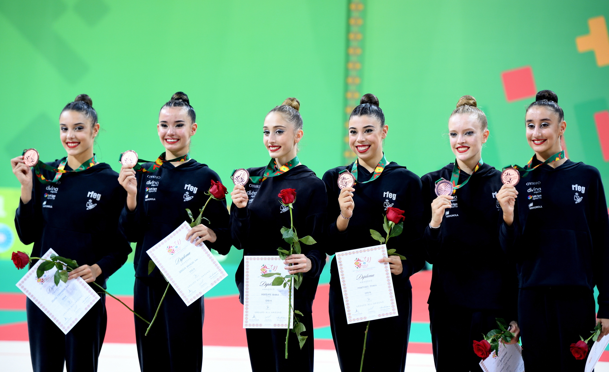 Salma Solaú, Inés Bergua, Valeria Márquez, Mireia Martínez, Ana Arnau y Patricia Pérez, con sus medallas / EFE