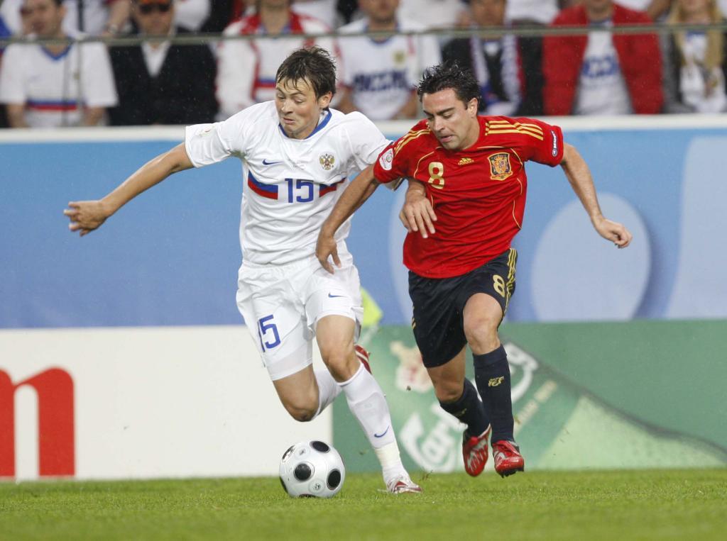 Bilyaletdinov con Xavi en la semifinal de la Eurocopa de 2008 / Pablo García (MARCA).
