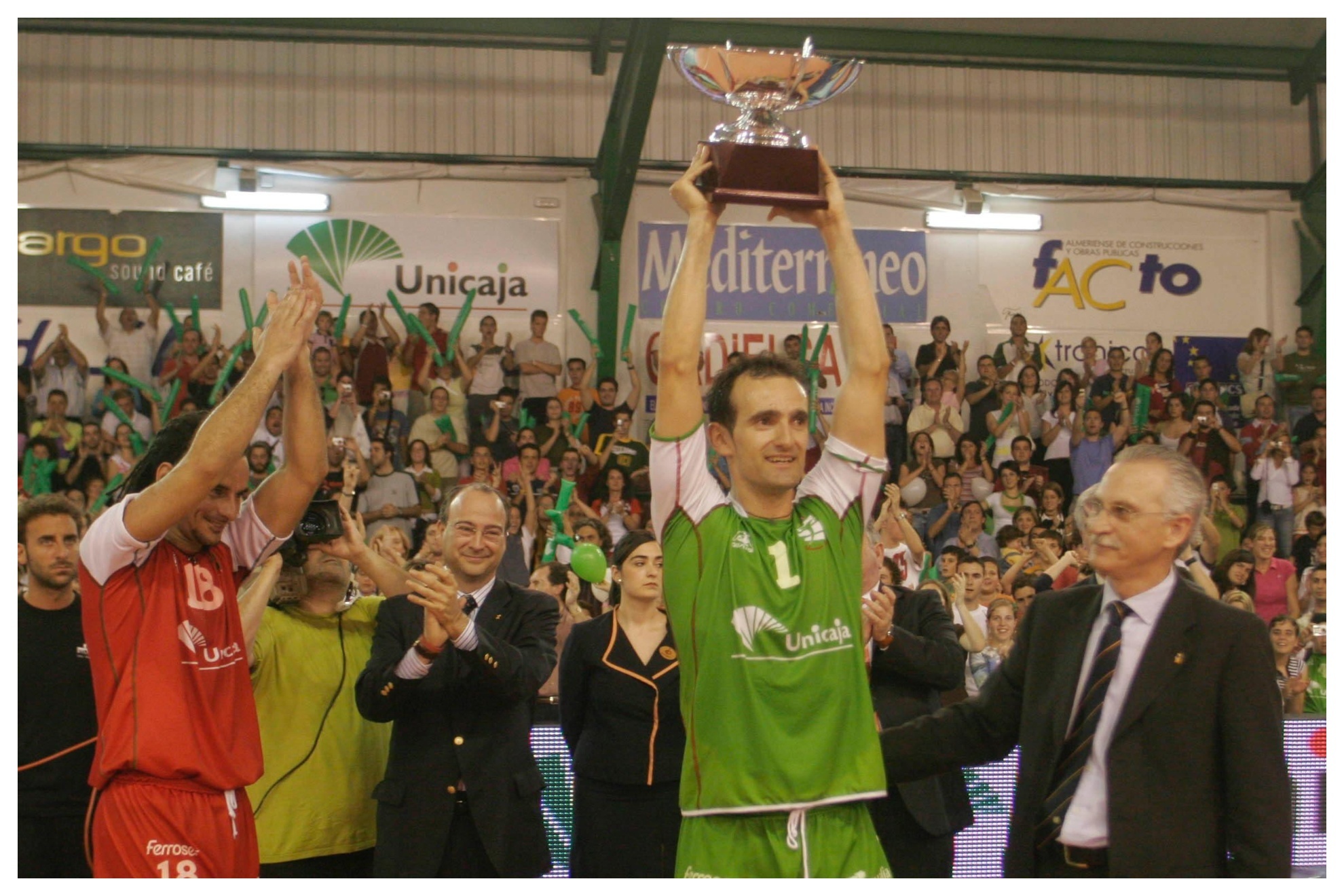 Cosme Prenafeta levanta la copa como campeón de la Superliga con el Unicaja Almería en la temporada 04/05. Foto: E.SALAS