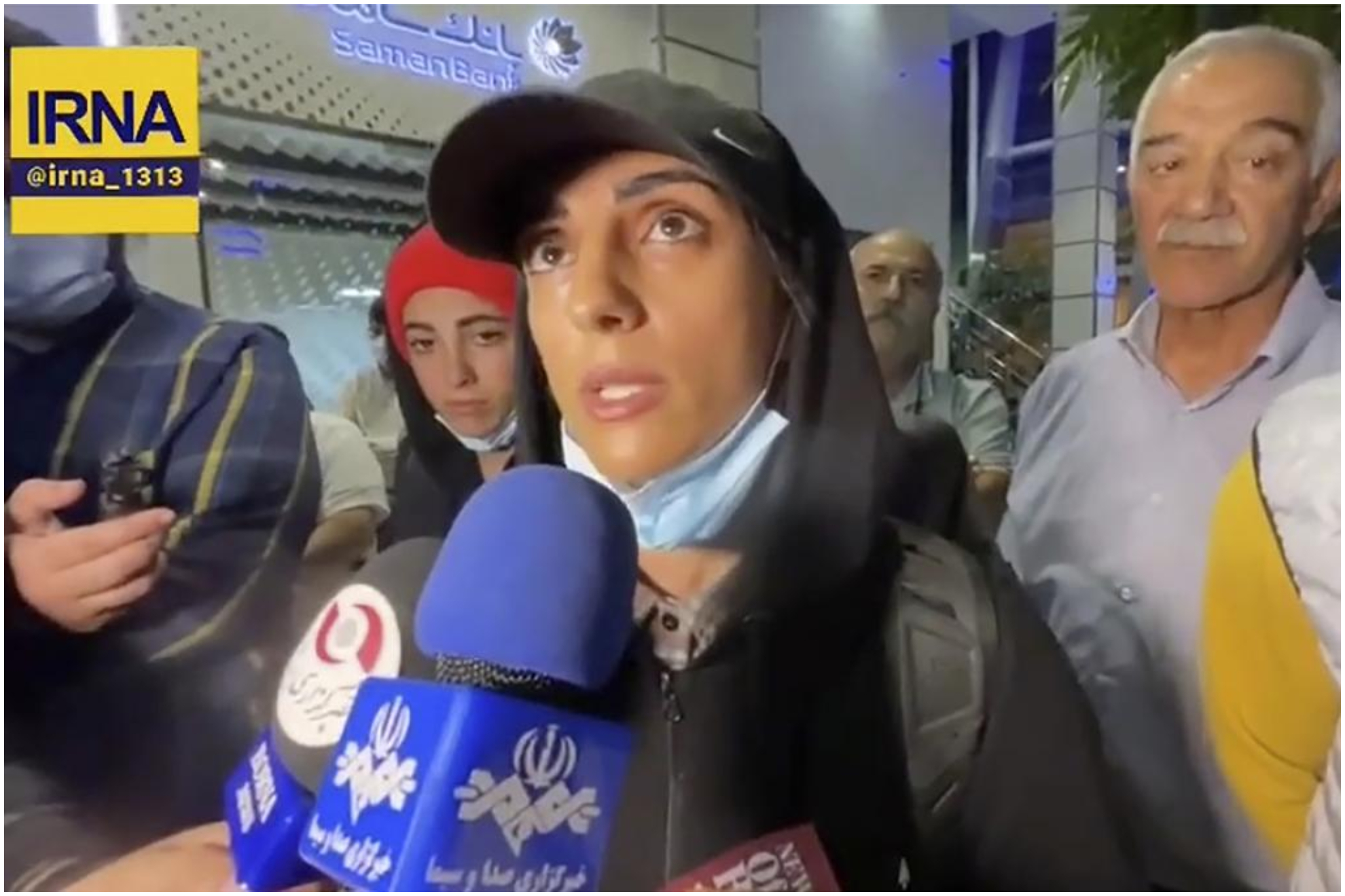 Elnaz Rekabi,. en el aeropuerto de Teherán / AP.