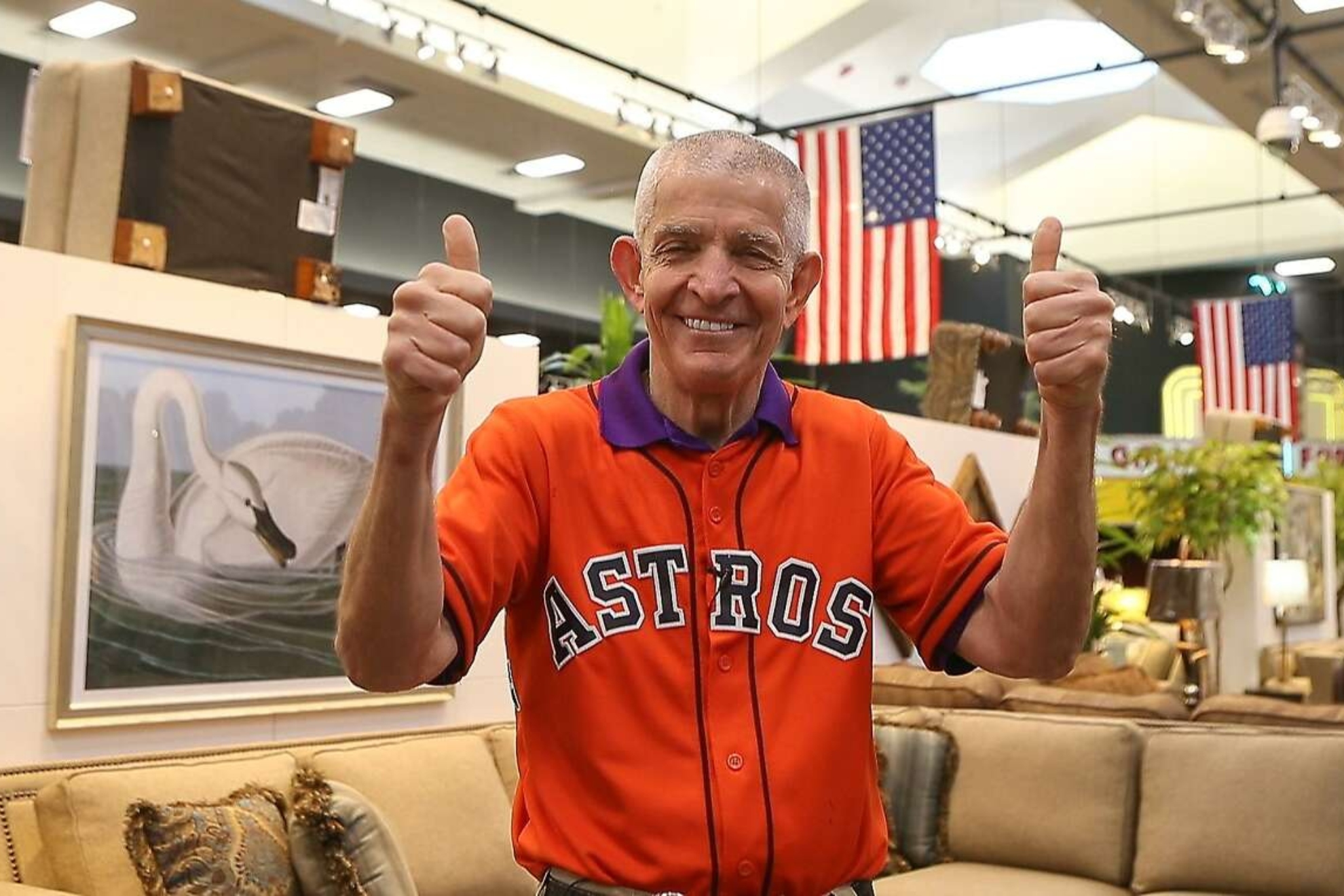 Jim McIngvale, en su tienda de muebles con la camiseta de los Astros.