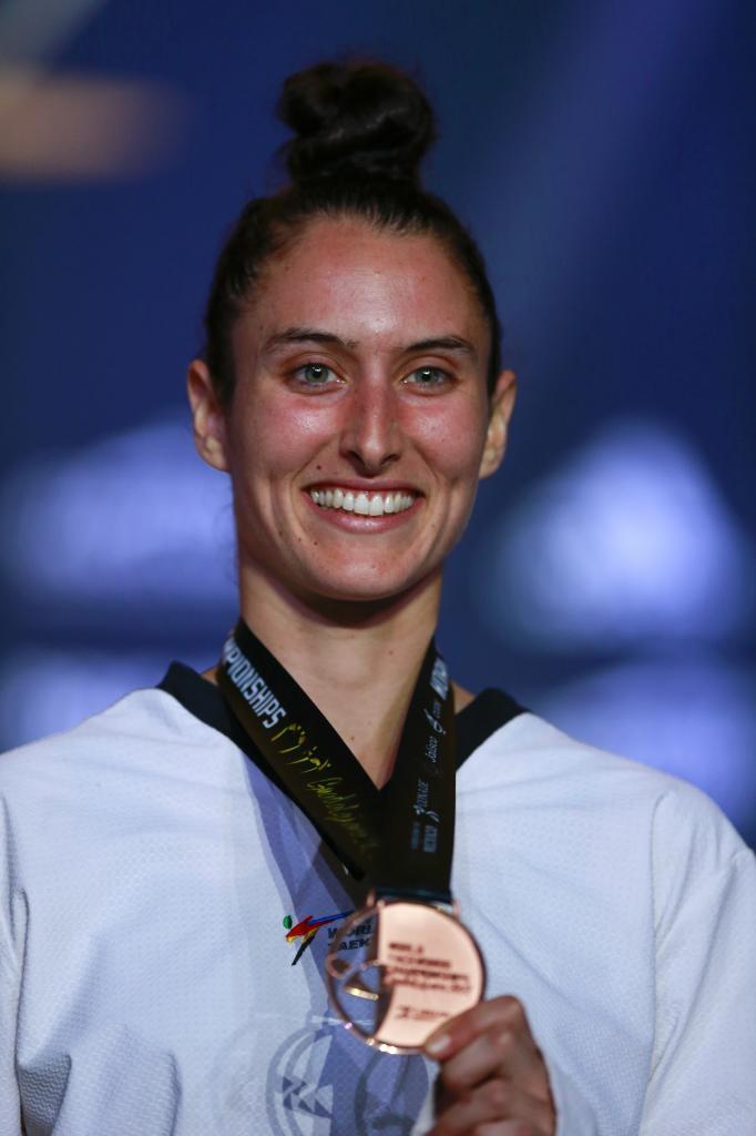 Cecilia Castro posa con la medalla de bronce mundial.