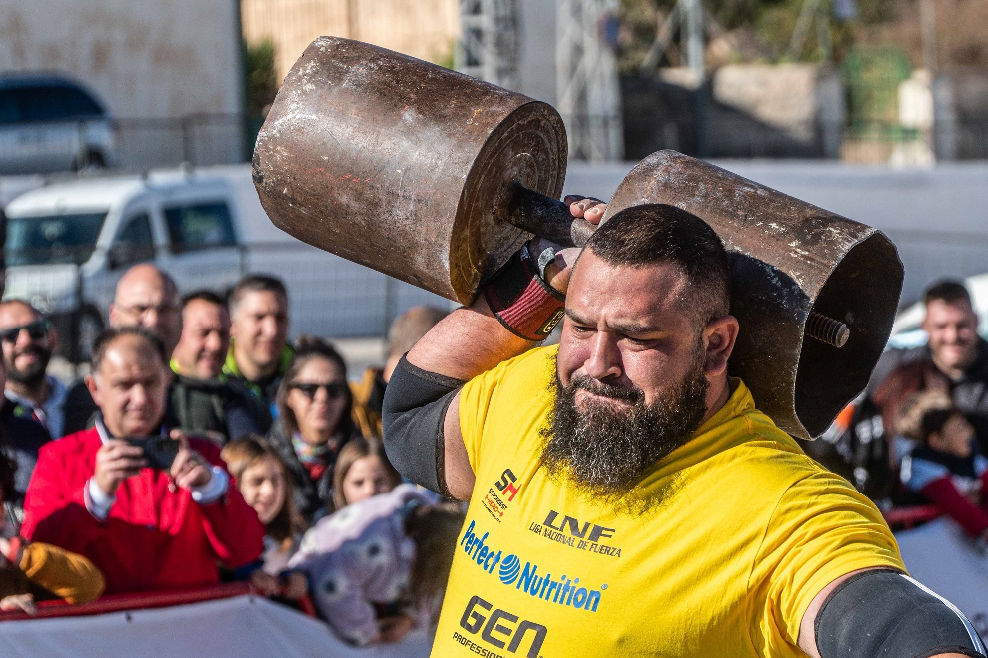 Juan Ferrer con la mancuerna de 70 kg