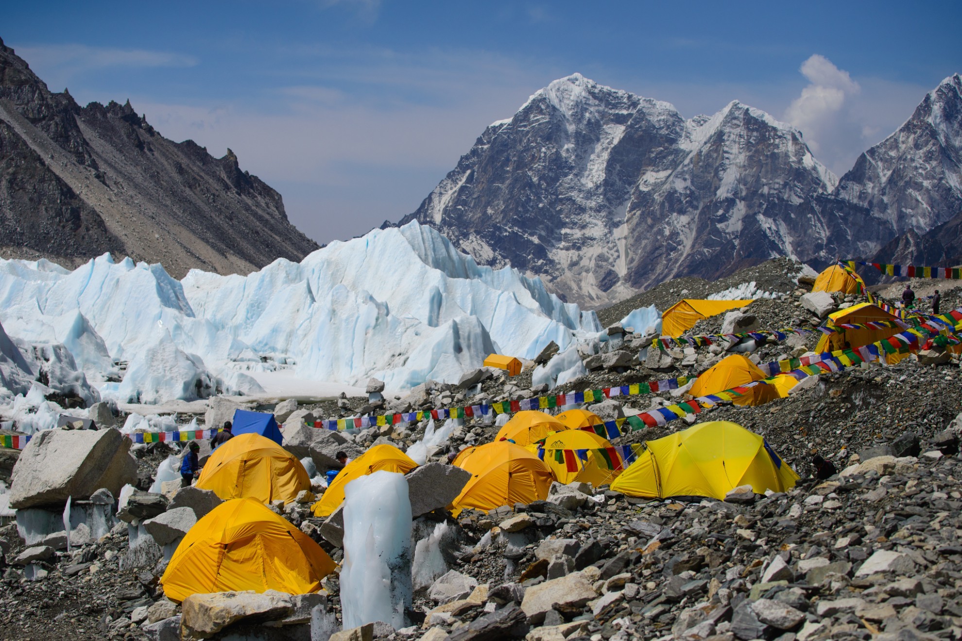 Campamento de escaladores al pie del Everest