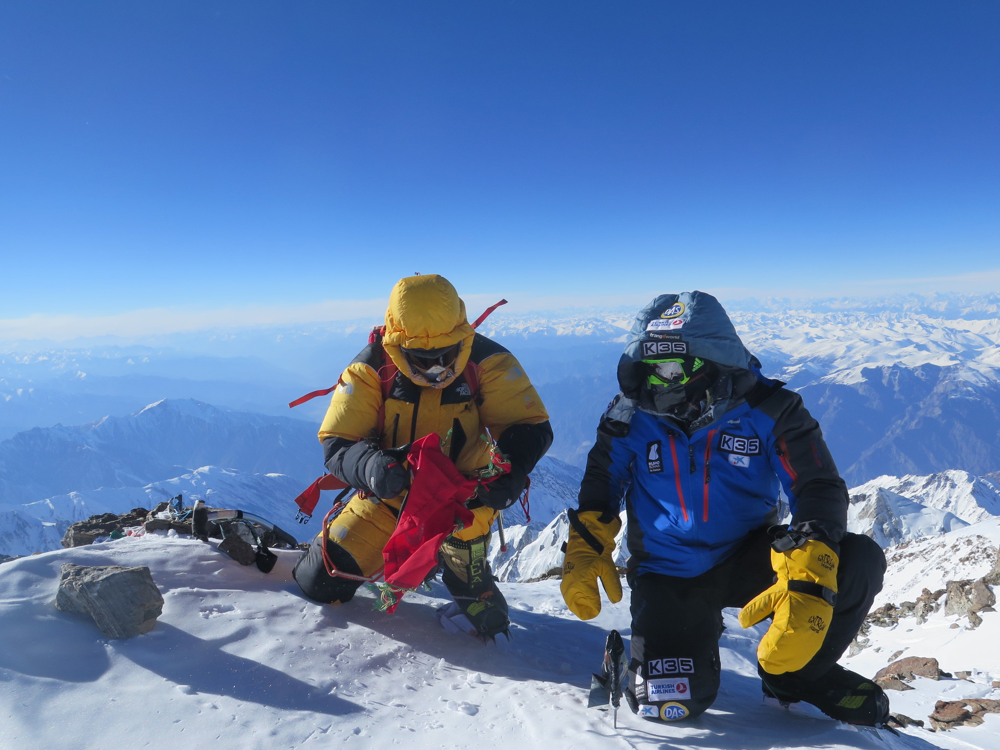 Simone Moro y Alex Txikon, en la cima del Nanga Parbat en el invierno de 2016.