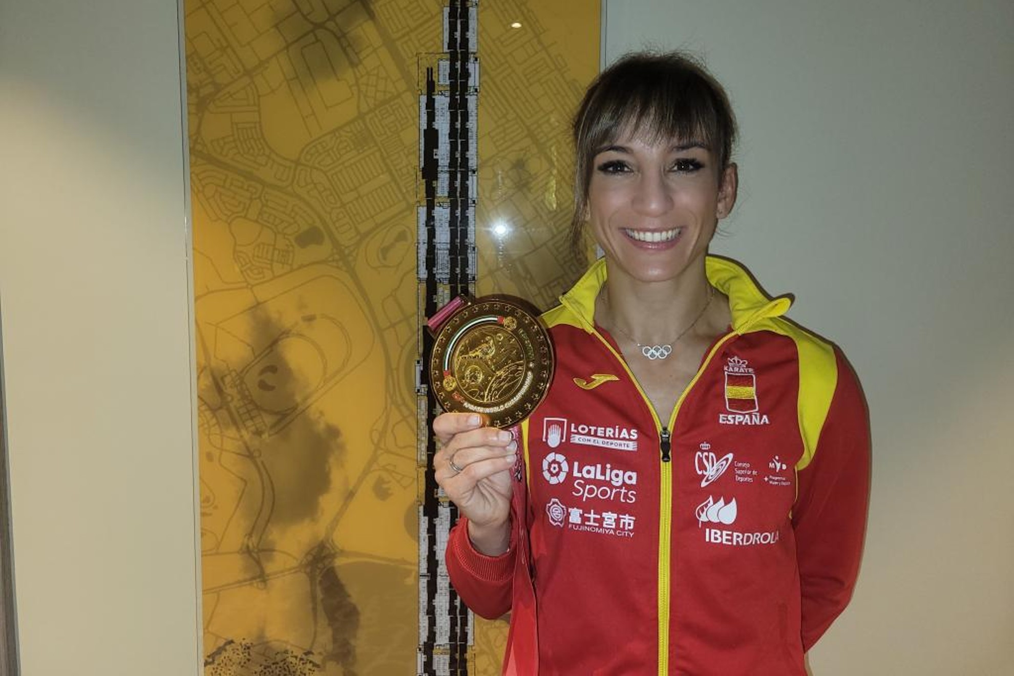 Sandra Sánchez posa con una de sus medallas