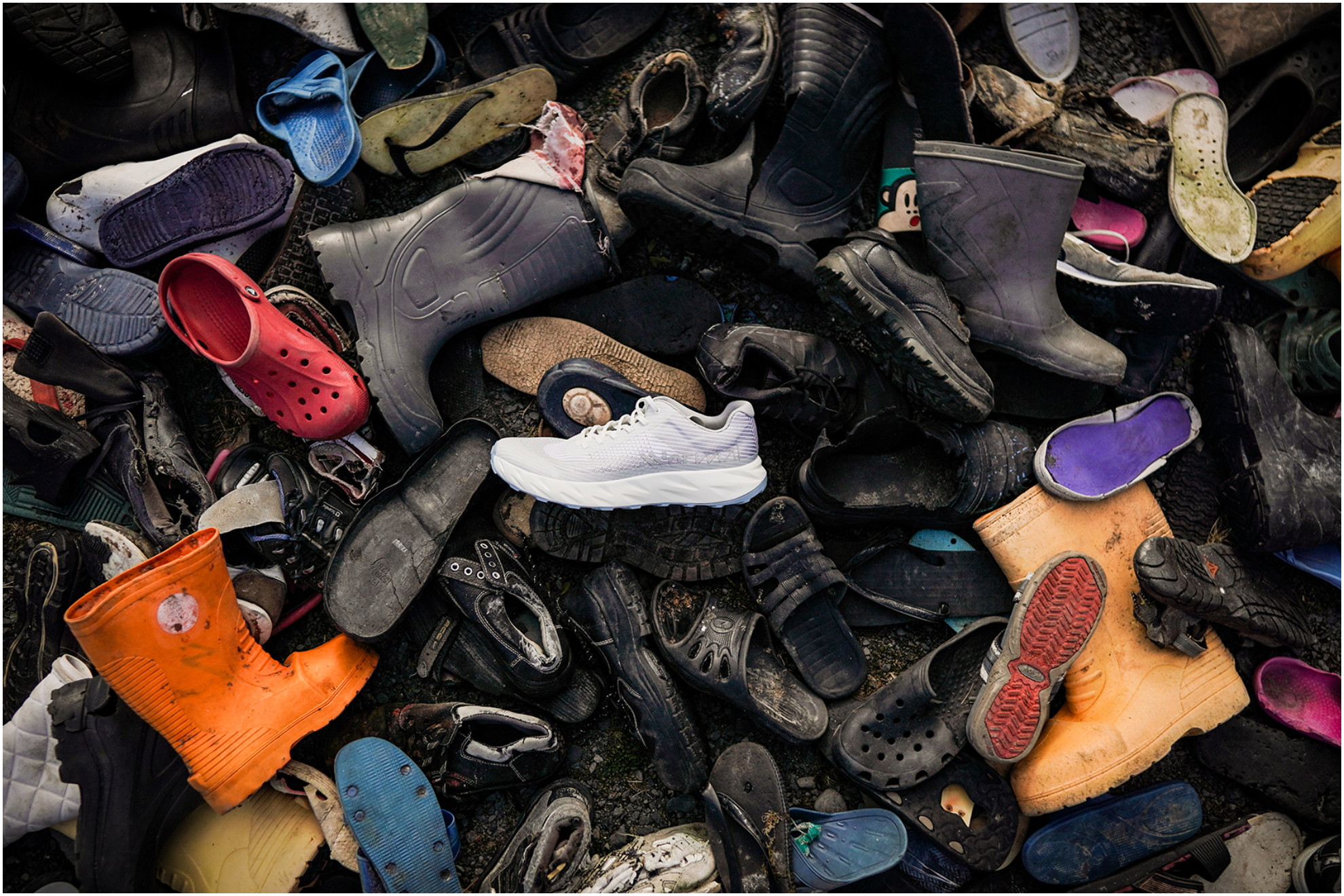 Una imagen de zapatos y zapatillas usadas.