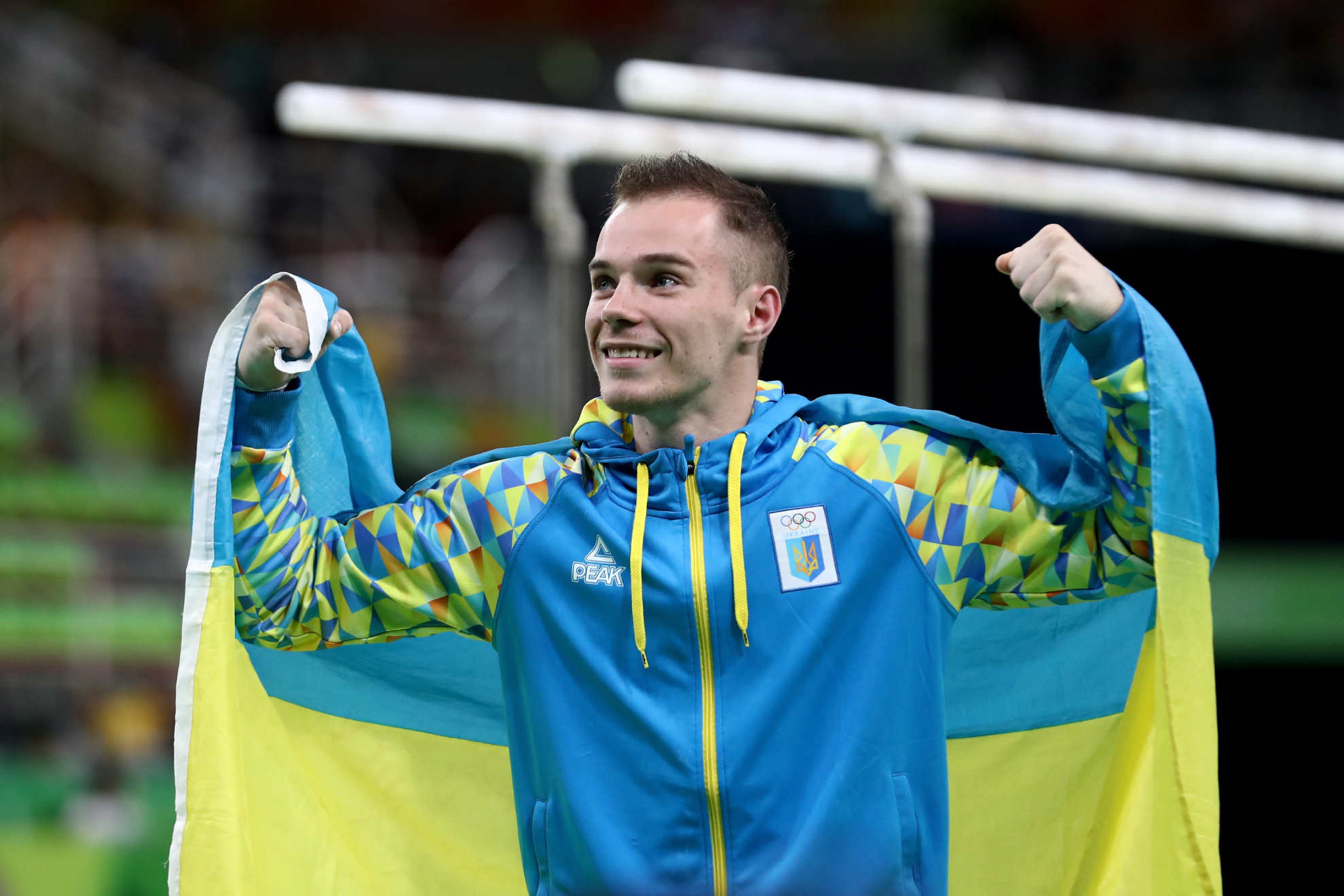 Oleg Verniaiev celebra su oro en las paralelas de los Juegos de Río 2016.
