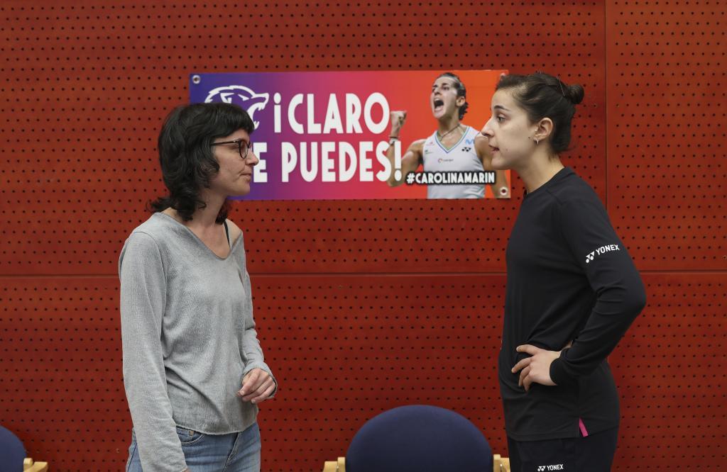 Carolina Marín junto a la psicóloga María Martínez.