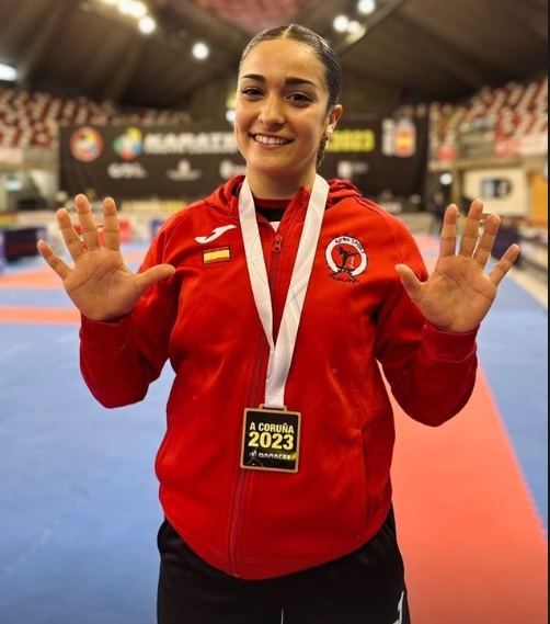 Paola García muestra sus 10 dedos como señal del número de oros logrados en la Youth League.