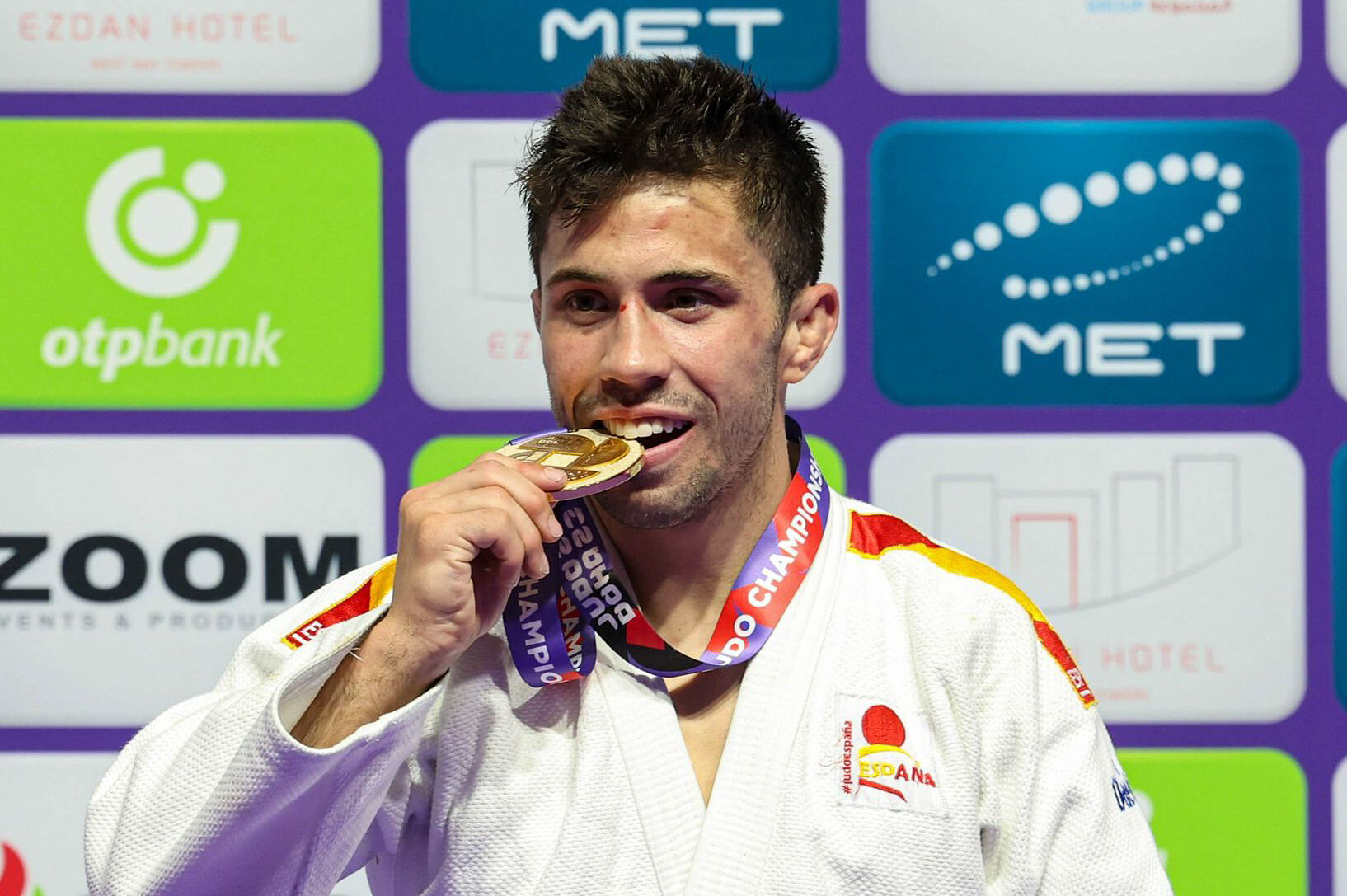 Fran Garrigós muerde la medalla de oro conquistada en Doha