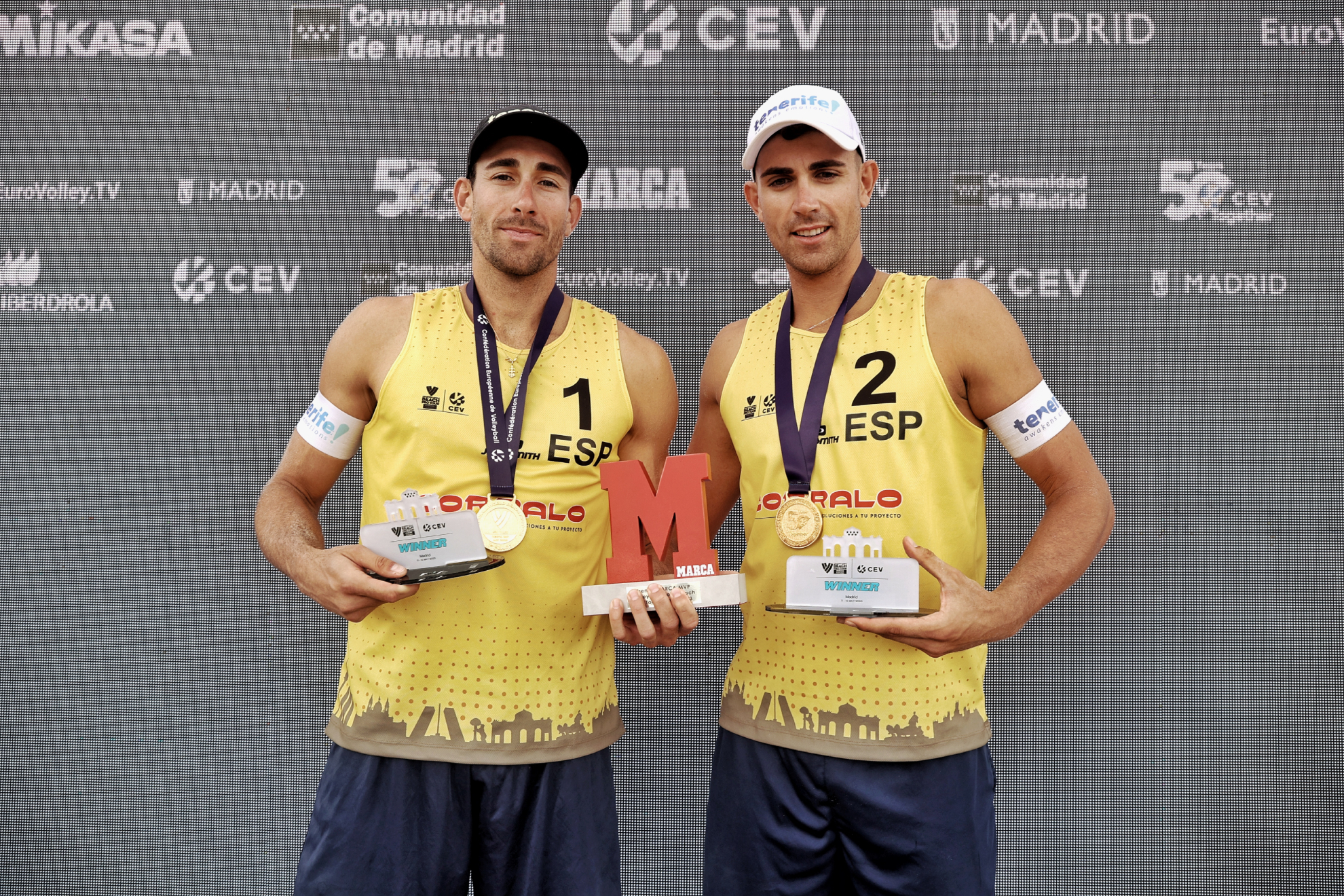 Javier Huerta, a la izquierda, posando con su hermano Alejandro Huerta tras recibir el Premio MARCA al mejor jugador
