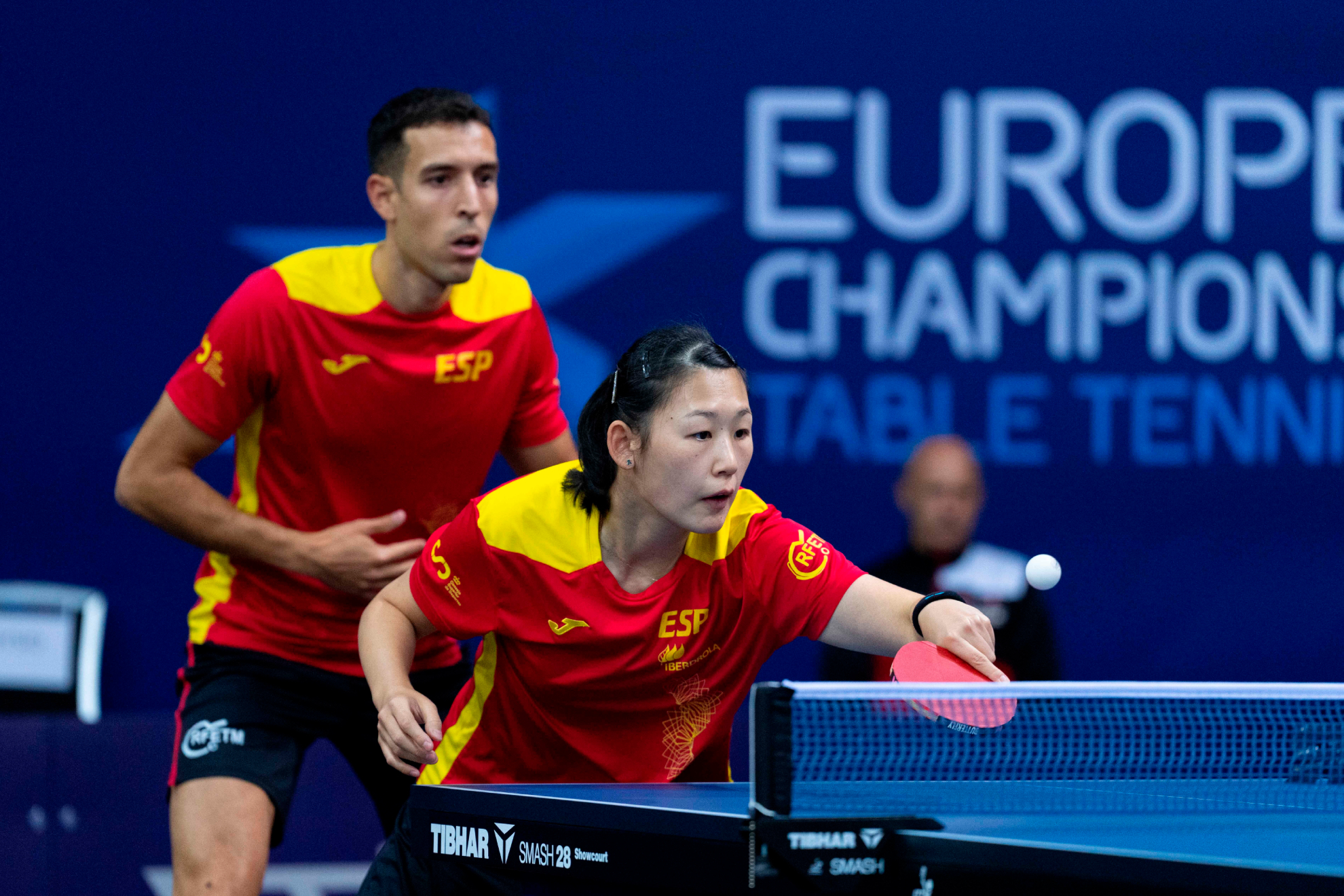 Álvaro Robles y María Xiao durante un partido de dobles mixtos en el último Campeonato de Europa.