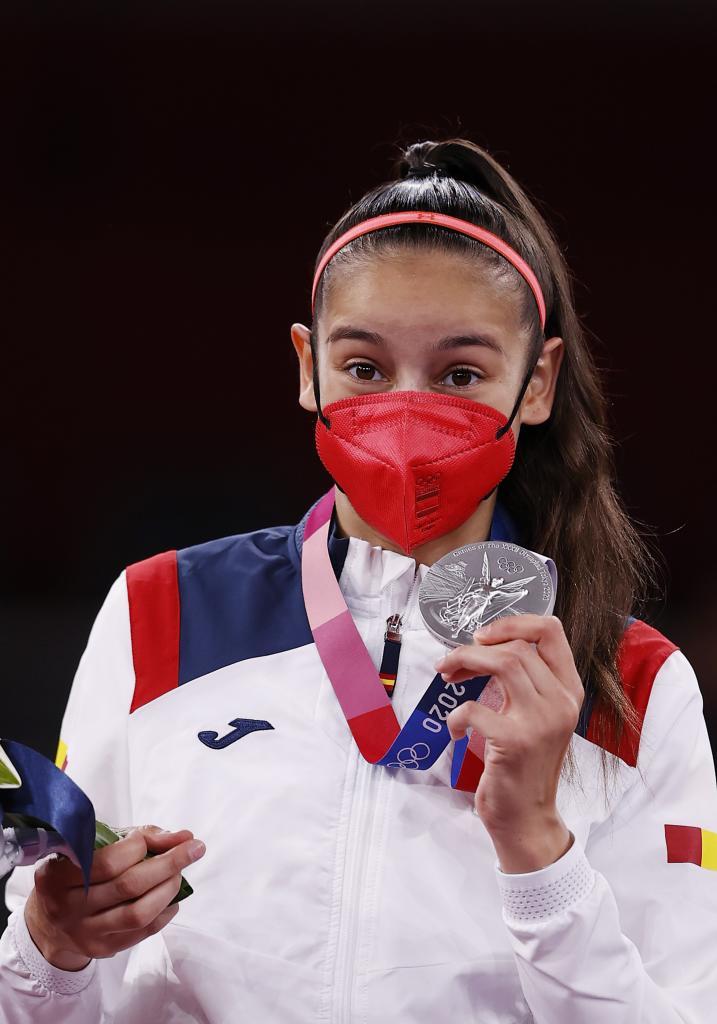 Adriana Cerezo con su medalla de plata olímpica en Tokio.