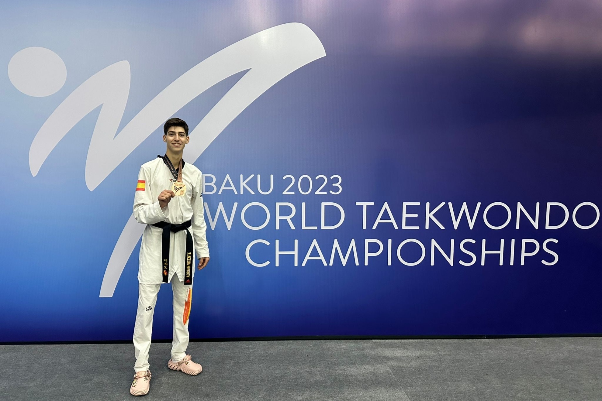 Adrián Vicente posa con el bronce mundial en Bakú.