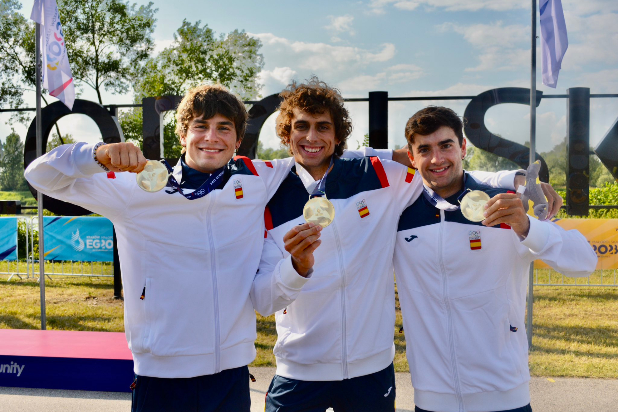 David Llorente, Miquel Travé y Pau Echaniz posan con su medalla de oro.