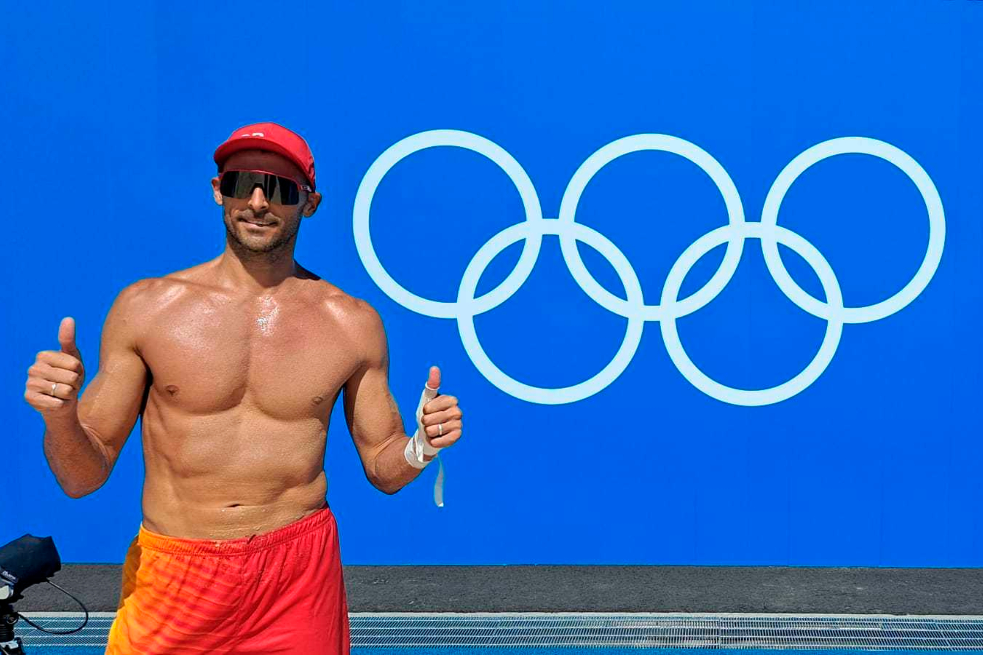 Pablo Herrera posa con los aros olímpicos de fondo