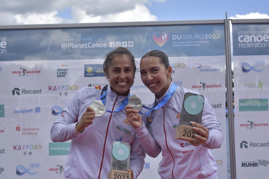 Antía Jácome y María Corbera, con las medallas.