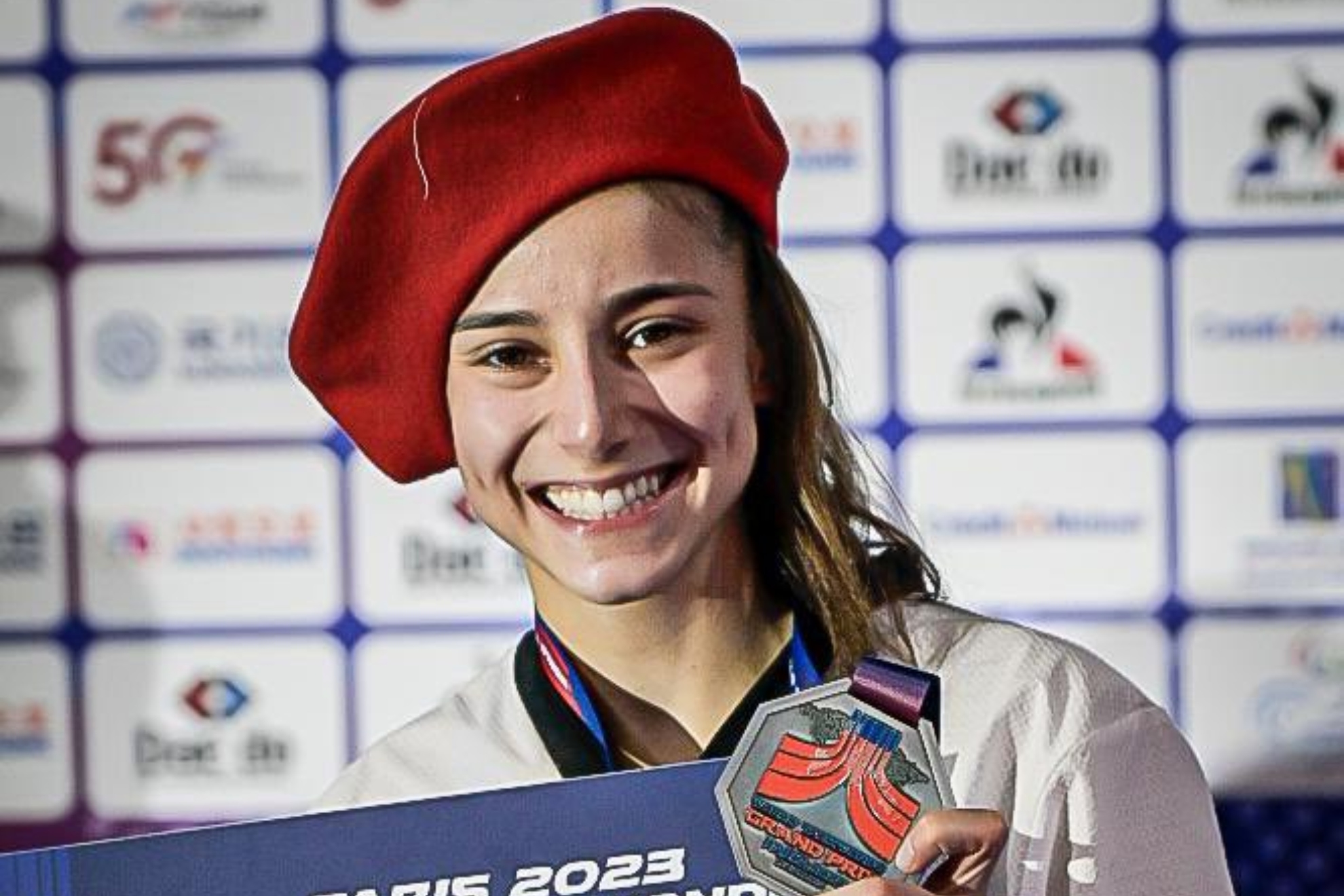 Adriana Cerezo posa con la plata en el Grand Prix de París.