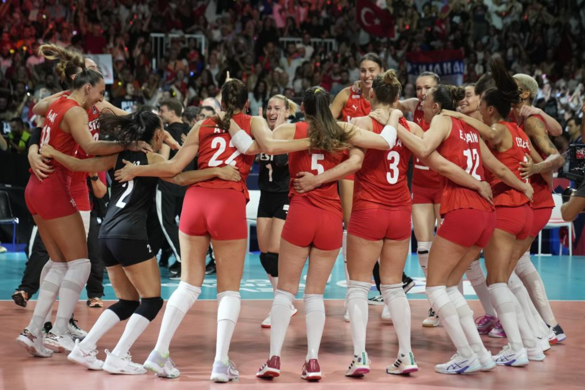 La selección femenina de voleibol de Turquía celebra su triunfo en el Europeo