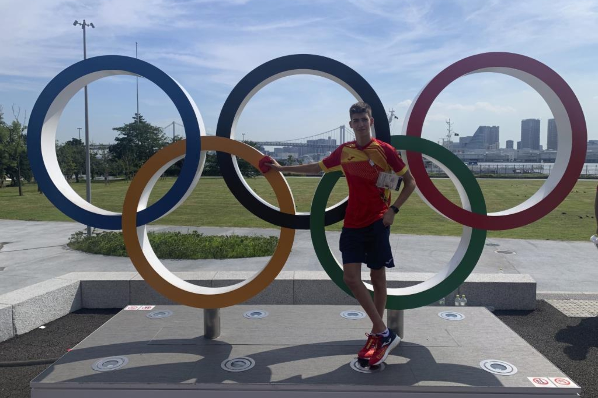 Adrián Vicente junto a los aros de la Villa Olímpica en Tokio 2020.