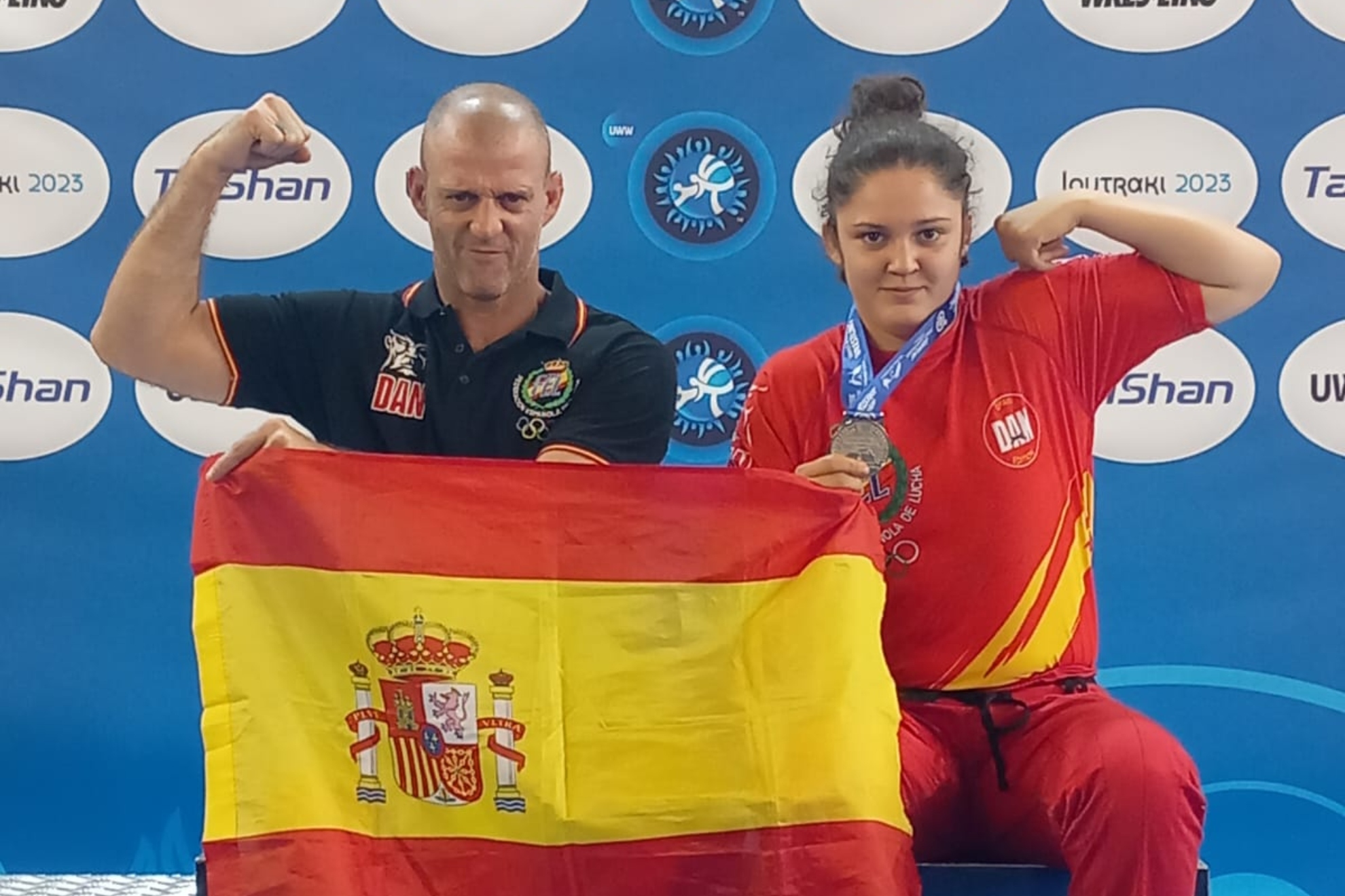 Merche García junto a Marcos, su padre y entrenador, tras ganar el doble título mundial de Grappling