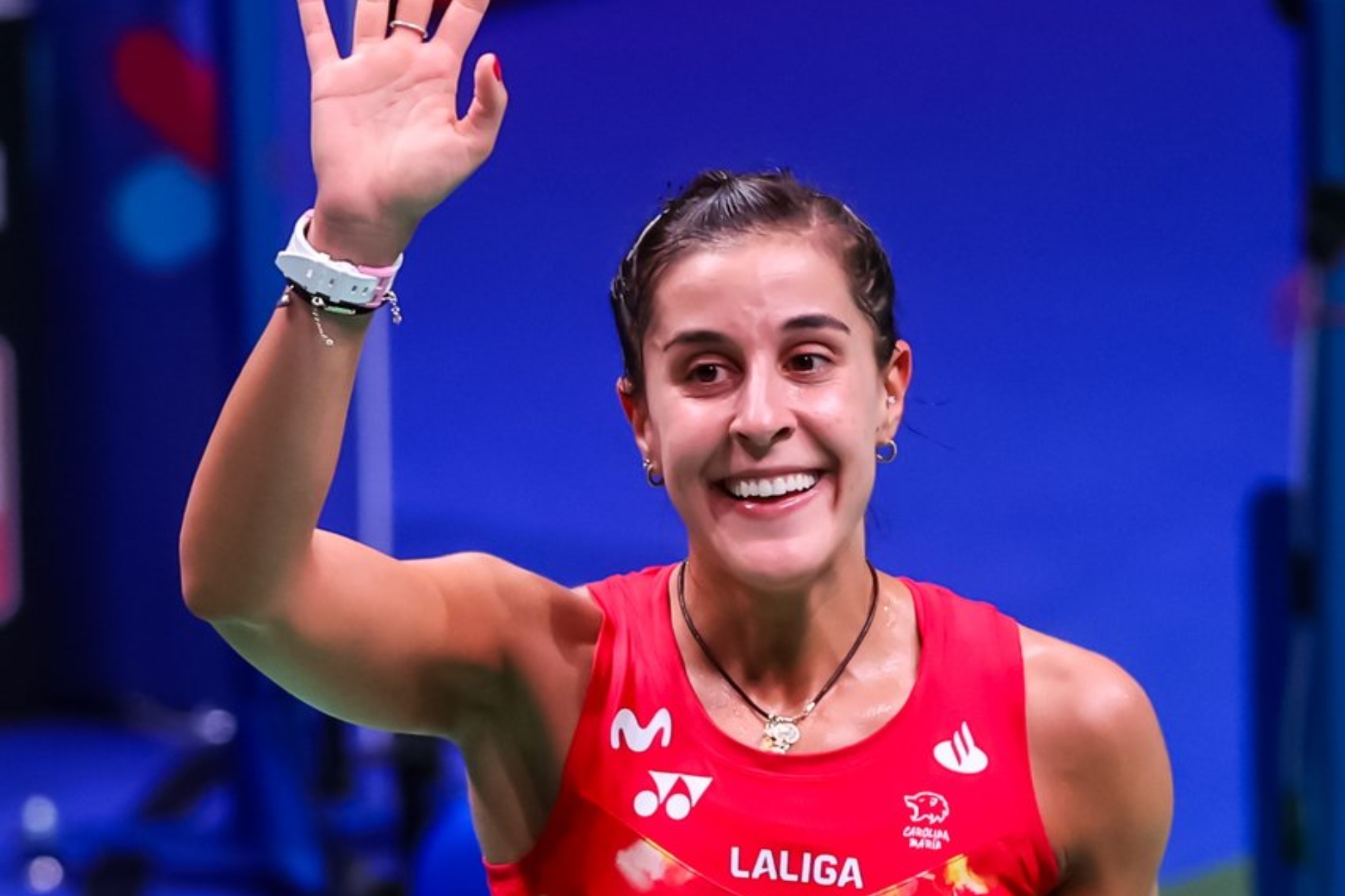Carolina Marín saluda sonriendo tras ganar su partido de octavos