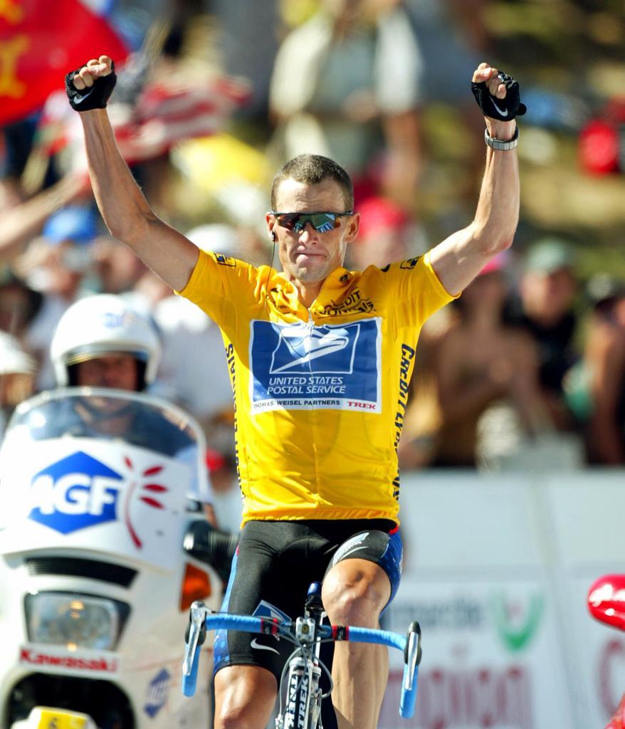 Lance Armstrong celebra su triunfo en 2002.
