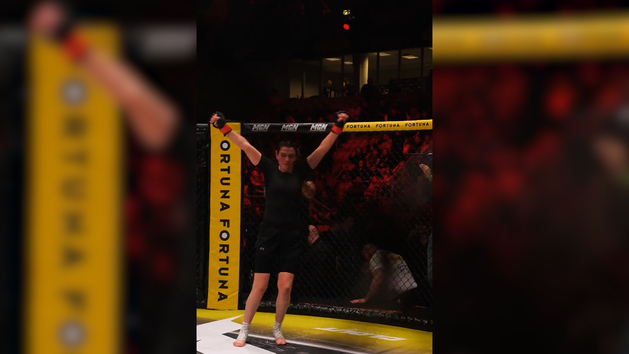 El combate más surrealista de la UFC: una madre de 50 años noquea a la exnovia de su hijo