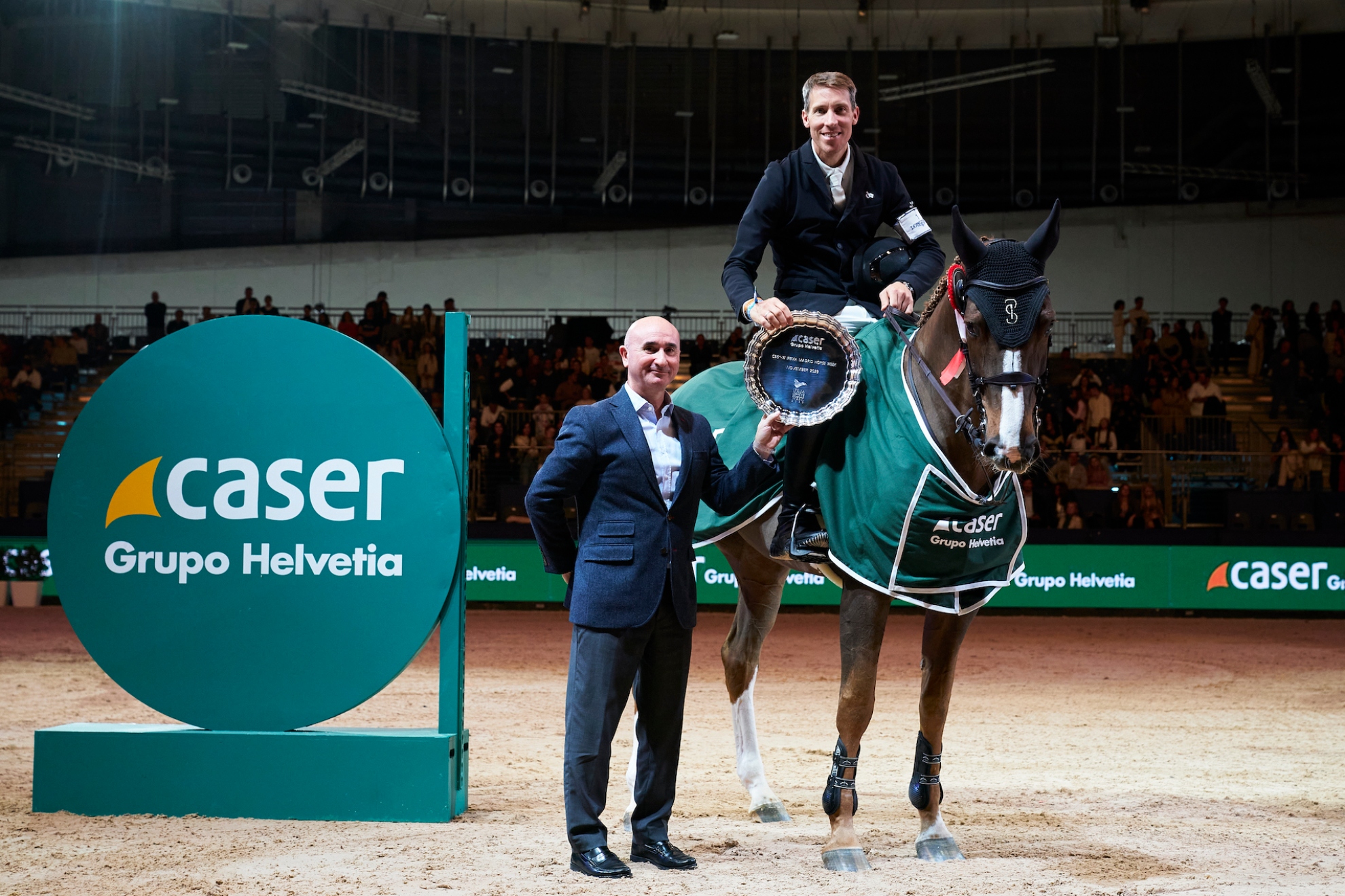 Henrik von Eckermann recibe el premio como ganador del Trofeo Caser Grupo Helvetia