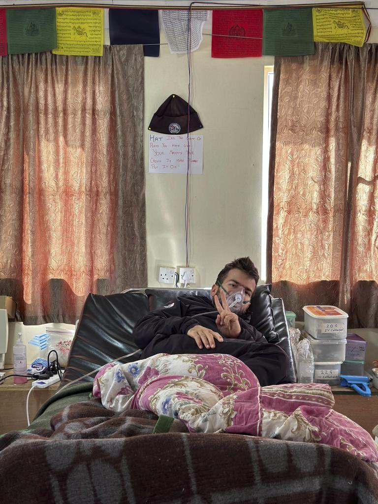 Aymar Navarro, con oxígeno, en la primera clínica en la que fue atendido tras bajar de la montaña por su propio pie.