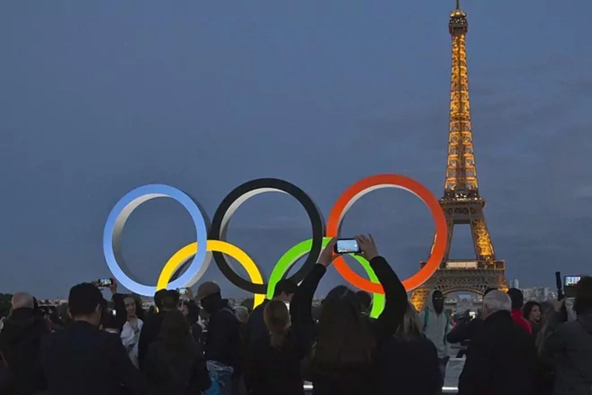 Torre Eiffel tras los Aros Olímpicos.