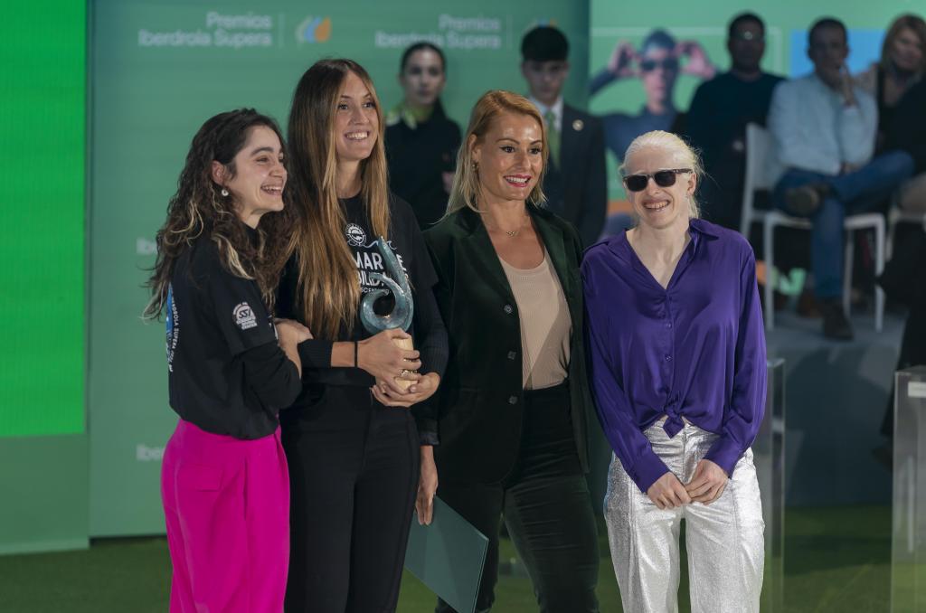 Lydia Valentín y Susana Rodríguez junto a las premiadas del Supera Inclusión.