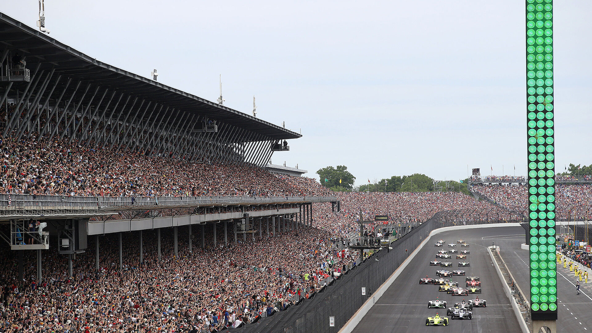 Las famosas 500 millas de Indianápolis reúnen cada año a 350.000 espectadores en el mítico óvalo Indianapolis Motor Speedway. Se habla de un récord de 400.000 aficionados sin precisar el año. Ni la Fórmula 1 puede competir con eso.