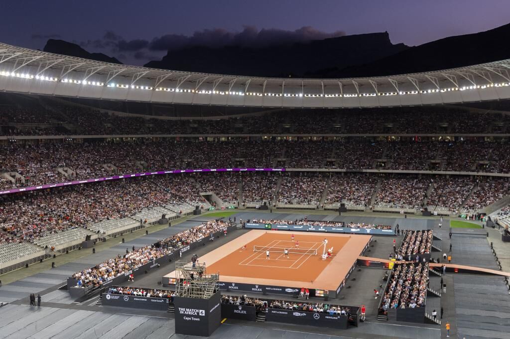 50.000 espectadores se han reunido este viernes en el Cape Town Stadium de Ciudad del Cabo (Sudáfrica) para presenciar in situ 'The Match in Africa', un evento organizado por la Fundación Roger Federer en la que el tenista suizo se enfrenta a Rafael Nadal.