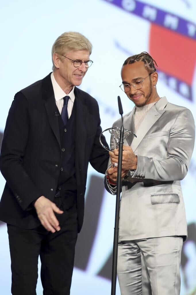 Wenger entrega el premio a Hamilton.