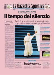 Adiós al Papa. La Gazzetta dello Sport del 3 de abril de 2005 dedicó casi toda su portada al fallecimiento de Juan Pablo II. La muerte de Karol Wojtyla mereció un tratamiento especial en el histórico diario deportivo italiano.