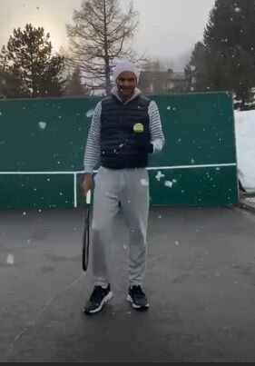 Federer no pierde su toque en casa y con la nieve
