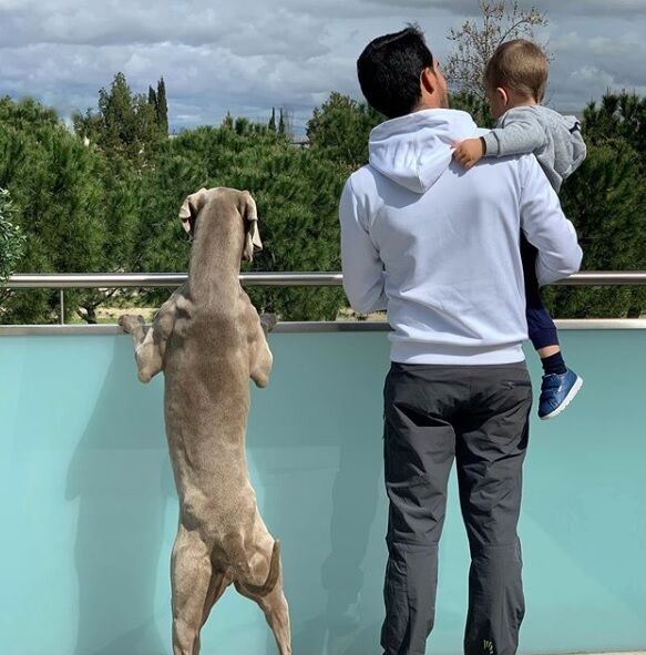 Contador disfruta en casa con su hijo y el perro