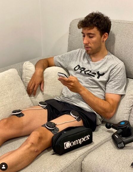 El ciclista de Astana, Omar Fraile, con aparatos de recuperación en casa.
