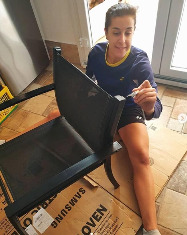 Carolina Marín arreglando una silla
