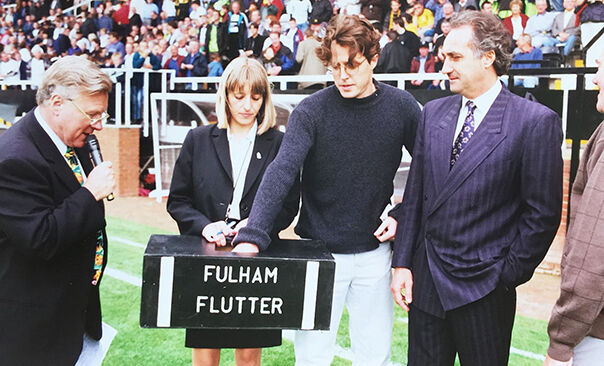 Hugh Grant también es gran hincha del Fulham.