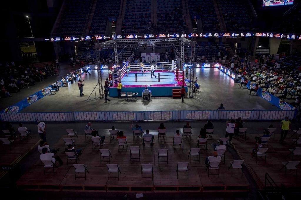 Boxeo en Managua con mascarillas para los árbitros y distancia física entre los espectadores