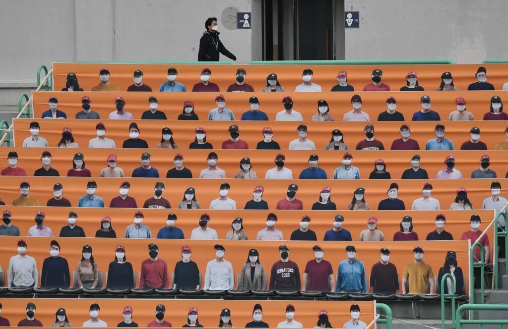 Figuras de cartón piedra para simular el público en la grada del béisbol en Corea