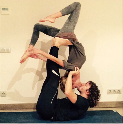 Puyol y su mujer, Vanessa Lorenzo, yoga a pares