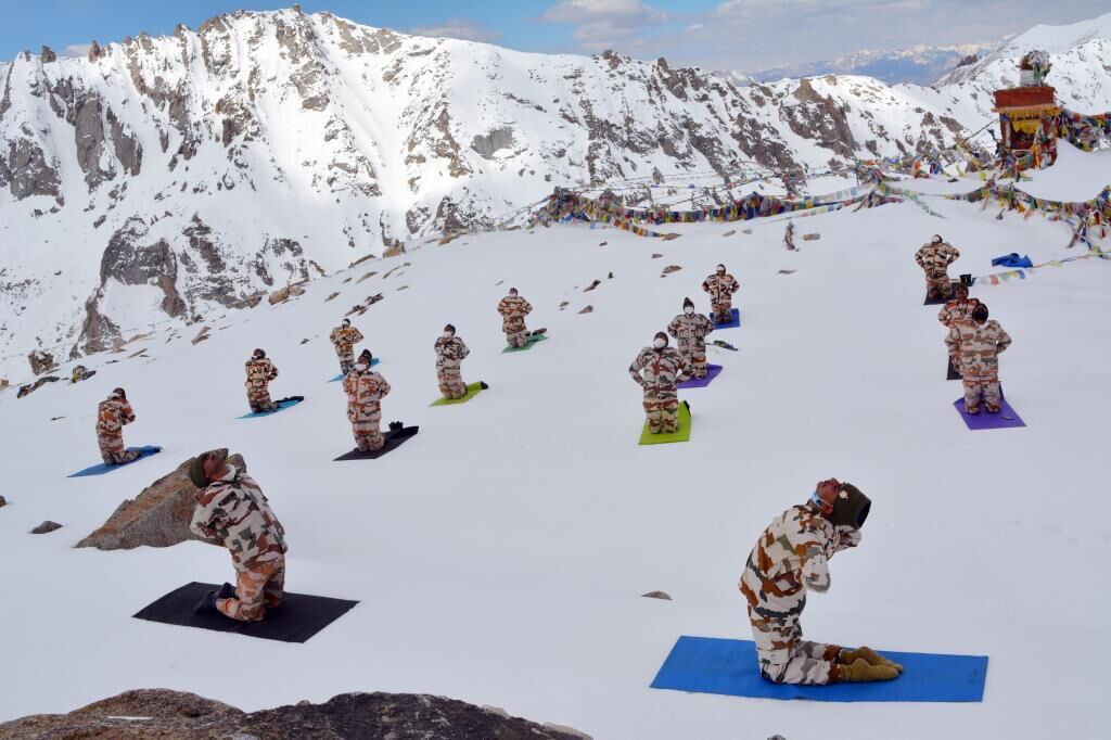 Personal de la policía tibetana, haciendo yoga en Ladakh sobre la nieve