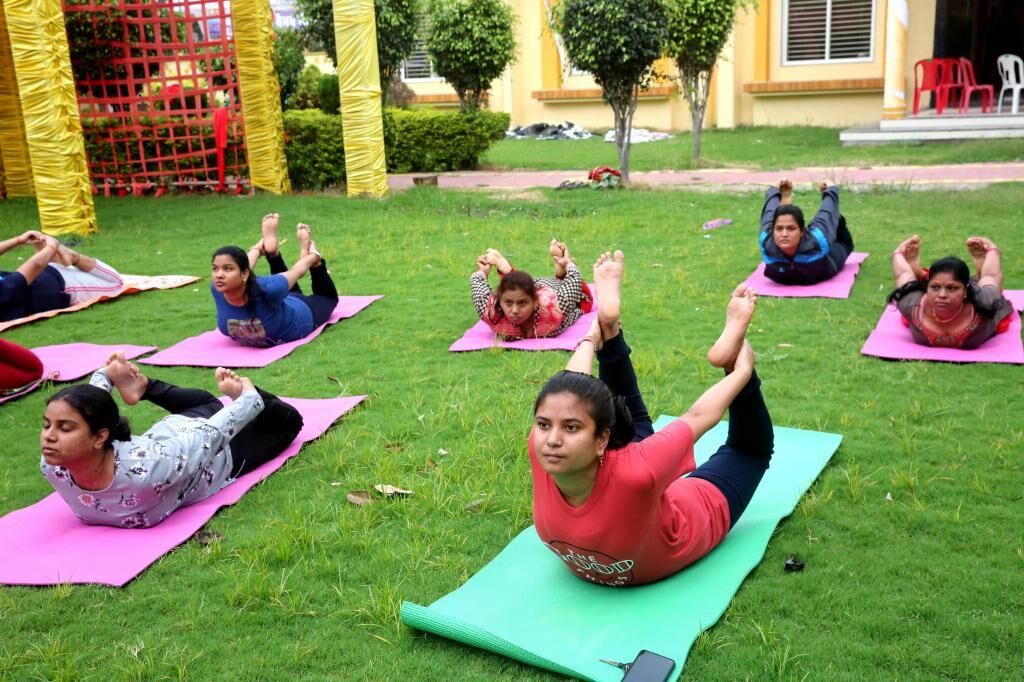 Varias mujeres realizan yoga en la India
