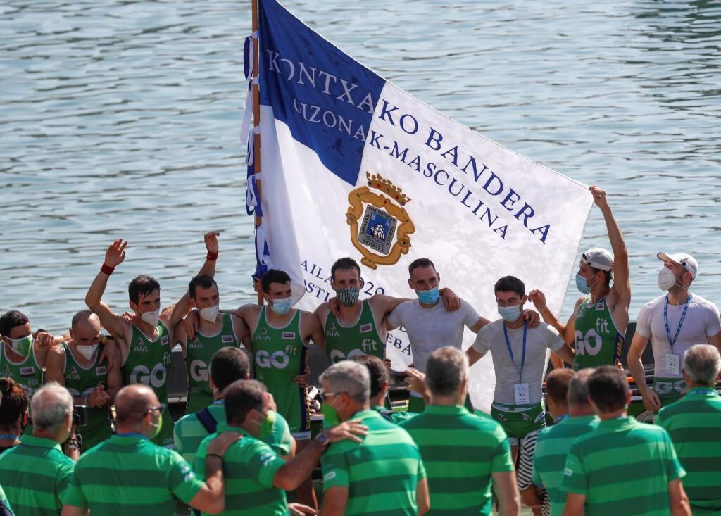 La tripulación de Hondarribia celebra su victoria en la tanda de honor de la segunda y definitiva jornada de la regata de La Concha.