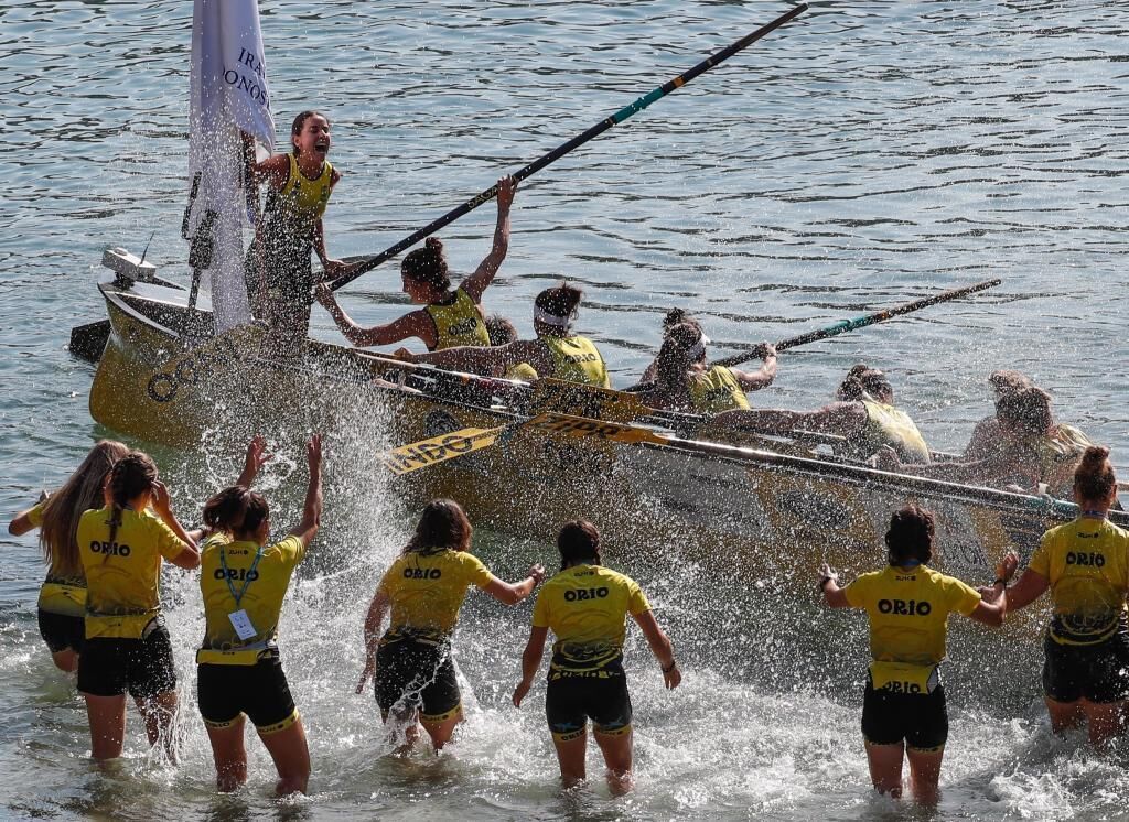 La tripulación femenina de Orio celebra su victoria en la tanda de honor de la segunda y definitiva jornada de la regata de La Concha.