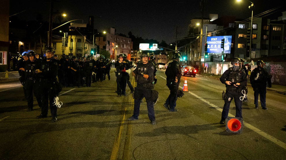 La policía de Los Ángeles, preparándose para los posibles disturbios.